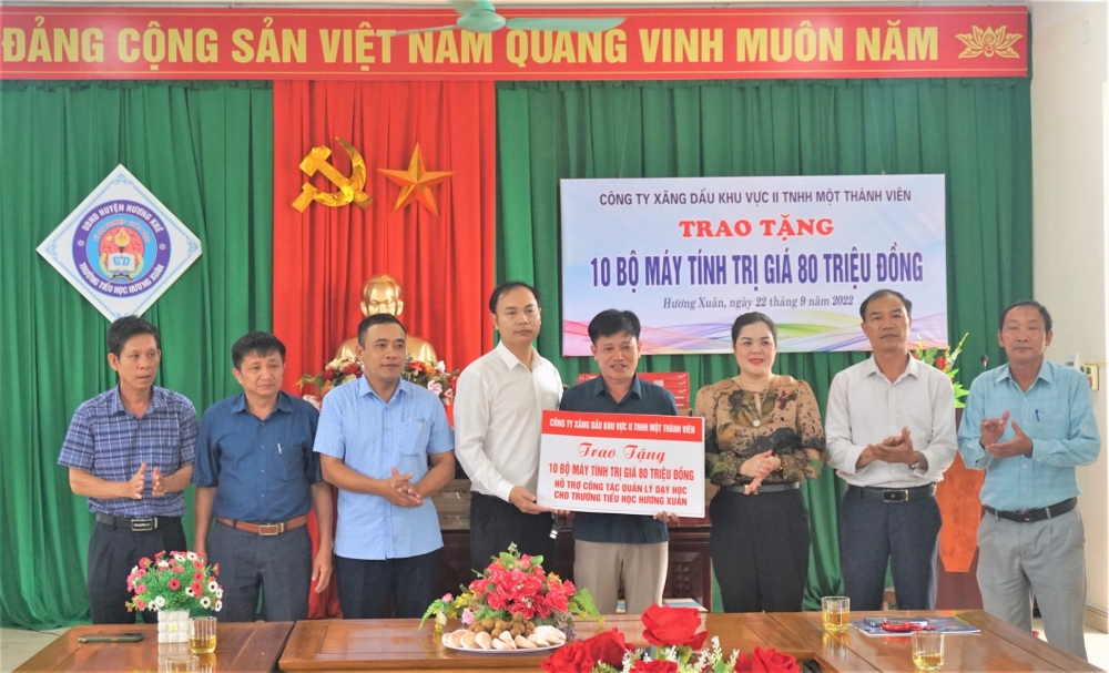  Công ty Xăng dầu khu vực II, Thành phố Hồ Chí Minh tặng 10 bộ máy tính cho Trường Tiểu học Hương Xuân