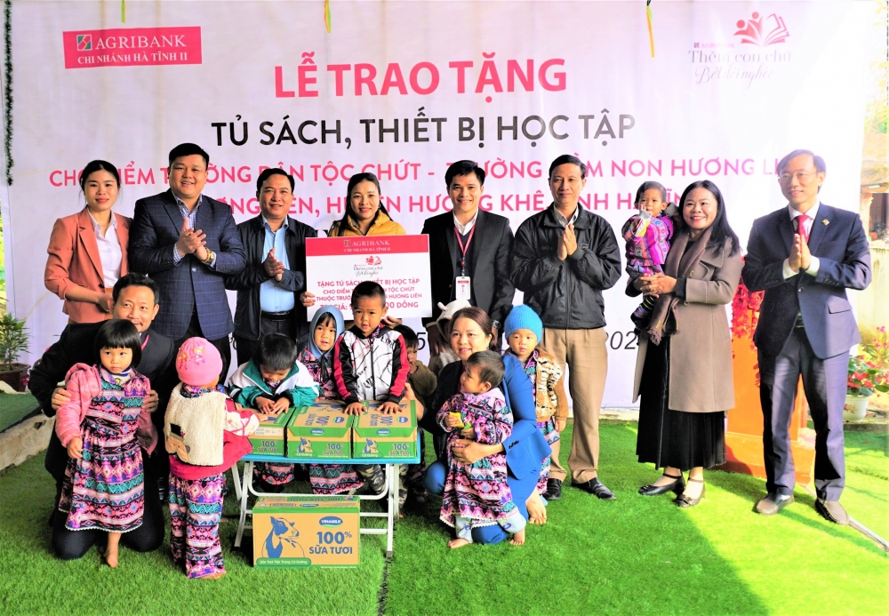 AGRIBANK chi nhánh Hà Tĩnh II trao tặng Tủ sách, thiết bị học tập, sữa học đường trị giá 123 triệu đồng cho trẻ mầm non dân tộc Chứt