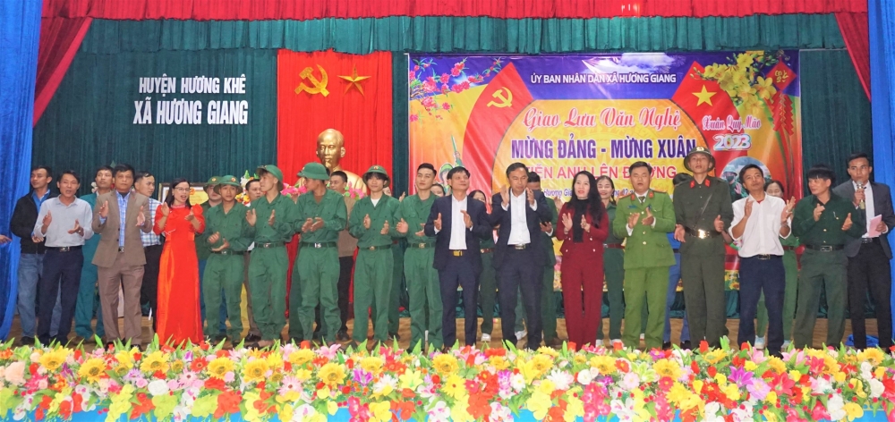 Hương Giang tặng quà cho 7 tân binh và 7 quân nhân tại đêm giao lưu văn nghệ