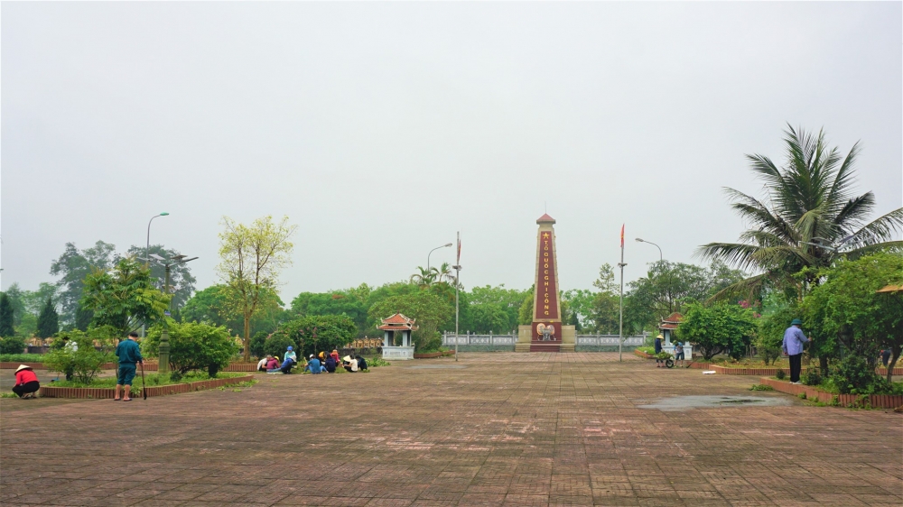 Đoàn viên công đoàn cơ quan UBND huyện chăm sóc Nghĩa trang Liệt sỹ