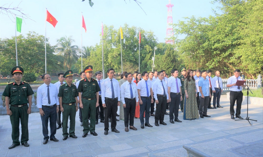 Lãnh đạo huyện dâng hương nhân dịp kỷ niệm 133 năm Ngày sinh của Chủ tịch Hồ Chí Minh