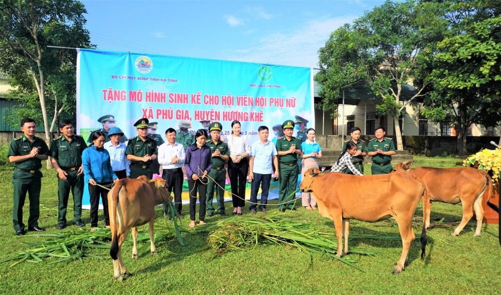 Trao mô hình sinh kế cho 3 hội viên phụ nữ xã Phú Gia 