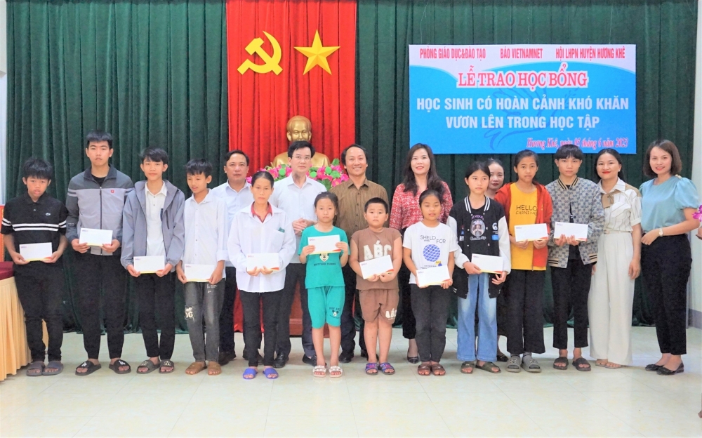 Trao học bổng cho học sinh có hoàn cảnh khó khăn do Báo VietNamNet hỗ trợ