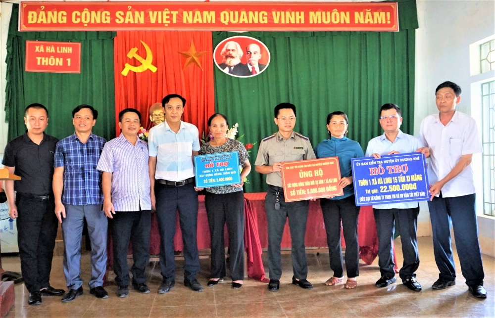 Các đơn vị tỉnh, huyện trao hỗ trợ xã Hà Linh xây dựng NTM trị giá trên 312 triệu đồng 