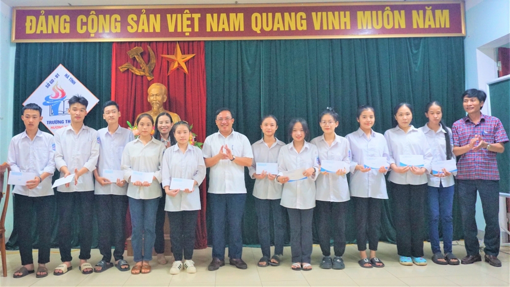 49 học sinh lớp 12 hoàn cảnh khó khăn được tặng quà, động viên trước kỳ thi Tốt nghiệp