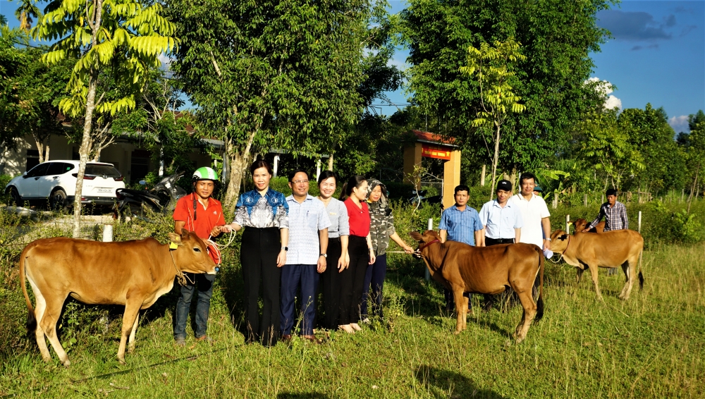 Trích Quỹ vì Người nghèo huyện 90 triệu đồng, trao bò giống sinh sản cho hộ nghèo, cận nghèo