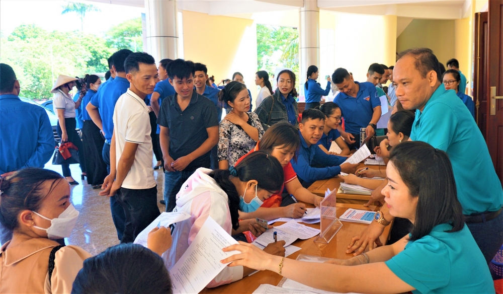 Trên 200 đoàn viên, người lao động tham gia Phiên giao dịch việc làm lưu động 