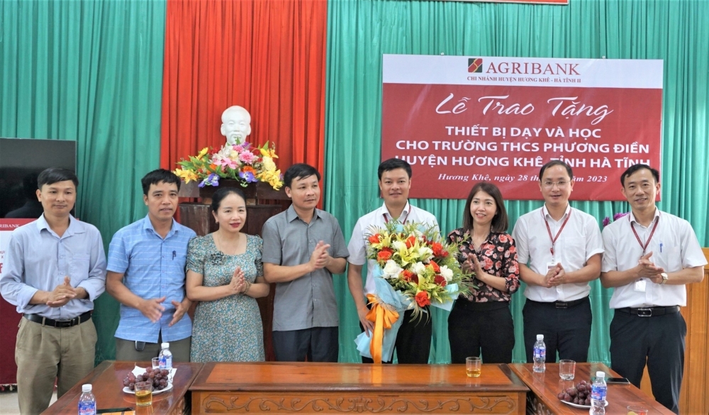 Agribank Hà Tĩnh II trao tặng thiết bị dạy học cho trường THCS Phương Điền