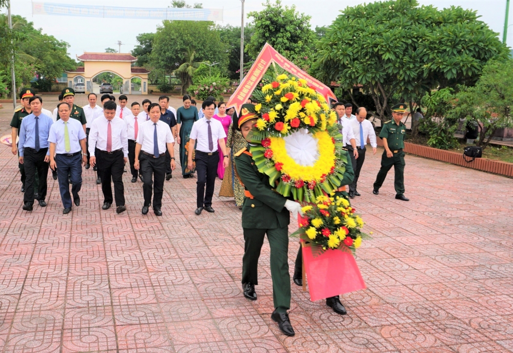 Lãnh đạo huyện dâng hoa, dâng hương nhân dịp ngày Quốc khánh 2/9