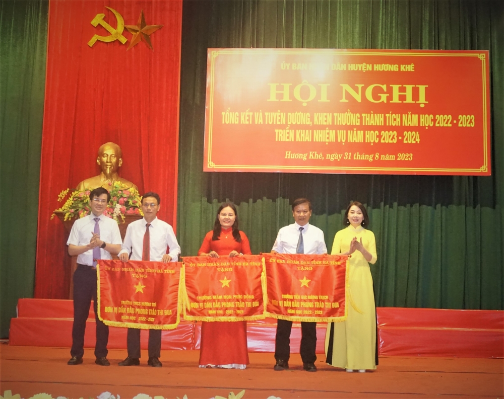 Tuyên dương, khen thưởng giáo viên, học sinh đạt thành tích cao năm học 2022 - 2023