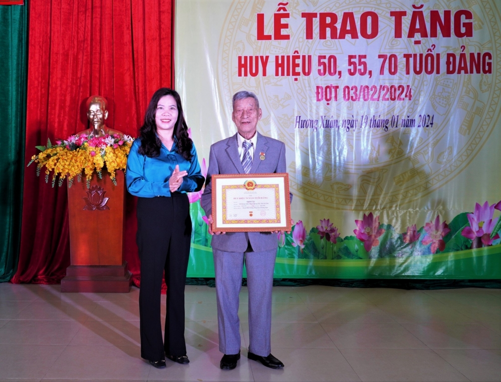  Phó Bí thư Thường trực Huyện ủy trao Huy hiệu Đảng tại Đảng bộ Hương Xuân