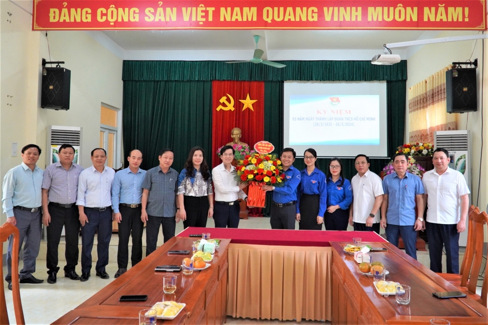 Lãnh đạo huyện chúc mừng BTV Huyện đoàn nhân kỷ niệm 93 năm Ngày thành lập Đoàn TNCS Hồ Chí Minh