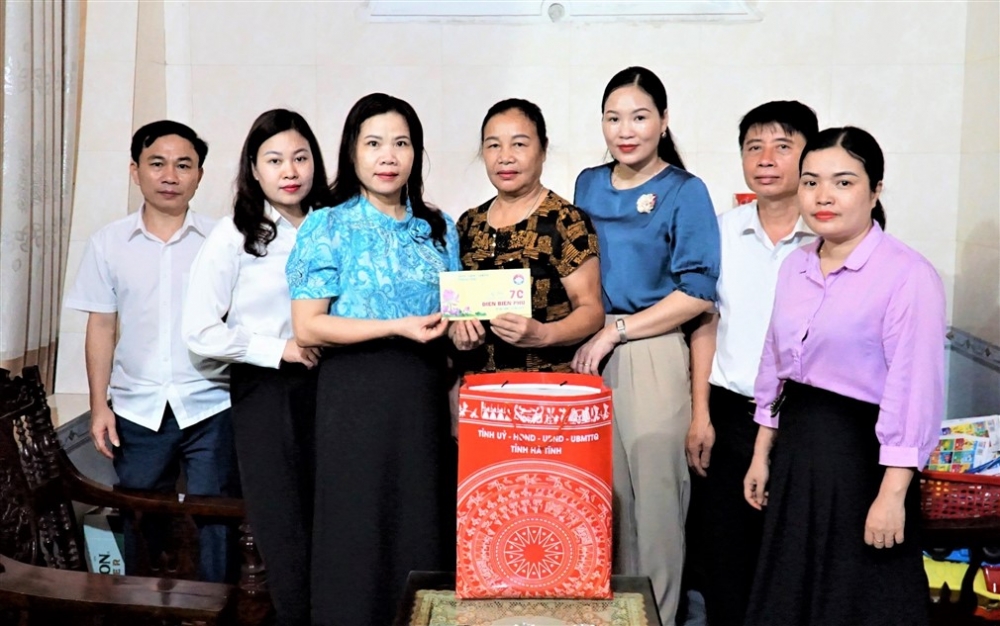 Phó Bí thư Thường trực Huyện ủy tặng quà các đối tượng chính sách tại xã Lộc Yên và Hương Trà