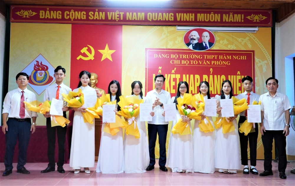 18 học sinh ưu tú của Trường THPT Hàm Nghi và THPT Hương Khê được kết nạp vào Đảng Cộng sản Việt Nam