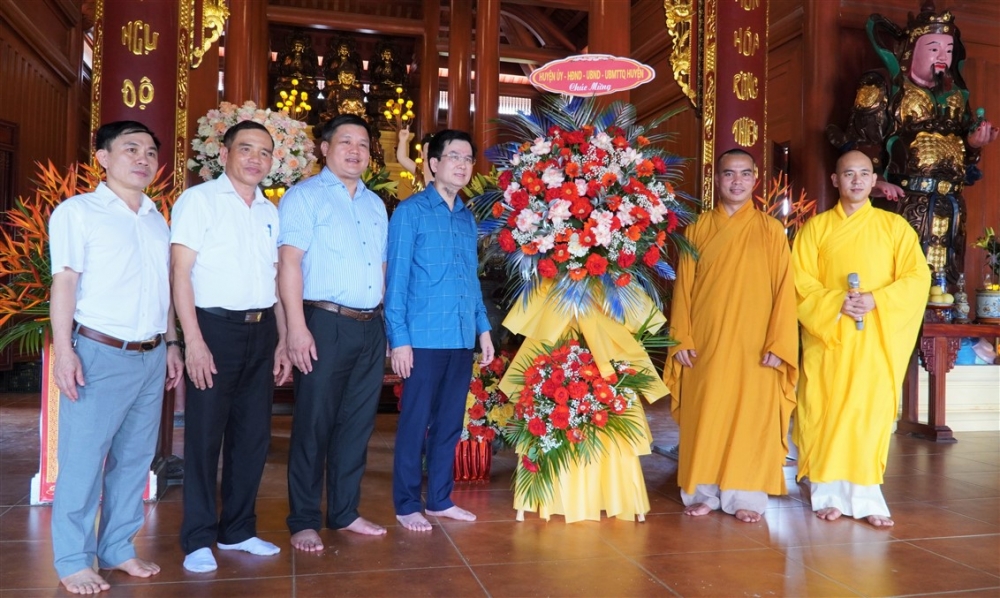 Bí thư Huyện uỷ chúc mừng Ban trị sự Hội Phật giáo huyện nhân Đại lễ Phật đản 2024