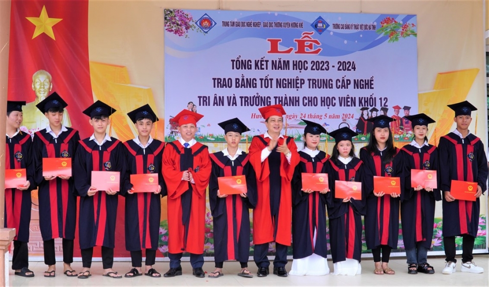 Trung tâm GDNN-GDTX huyện tổng kết năm học, trao bằng tốt nghiệp Trung cấp nghề cho 96 học viên 