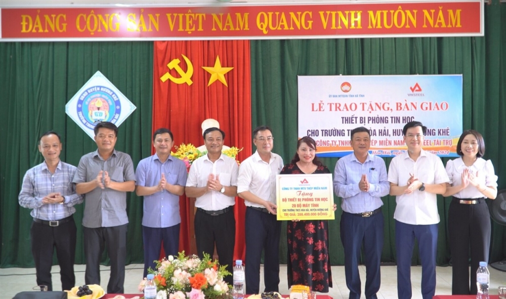 Công ty TNHH MTV Thép miền Nam và các doanh nghiệp hỗ trợ các thiết bị cho Trường THCS Hòa Hải với tổng trị giá hơn 360 triệu đồng