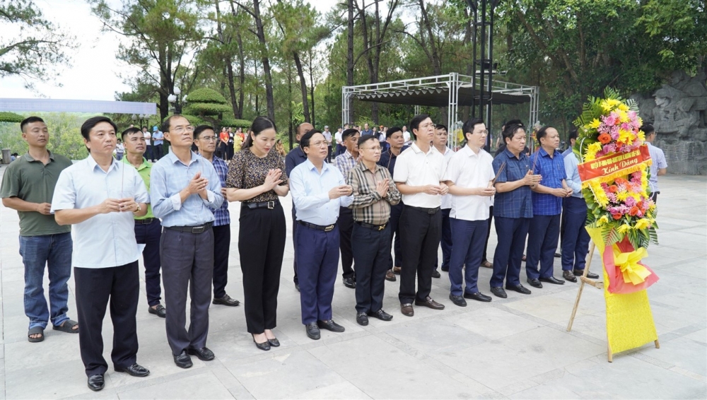 Lãnh đạo huyện Hương Khê dâng hương tưởng niệm các anh hùng liệt sỹ tại Nghĩa trang liệt sỹ Trường Sơn 