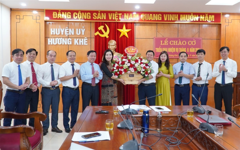 Lãnh đạo huyện chúc mừng Ban Tuyên giáo nhân Ngày truyền thống ngành Tuyên giáo của Đảng