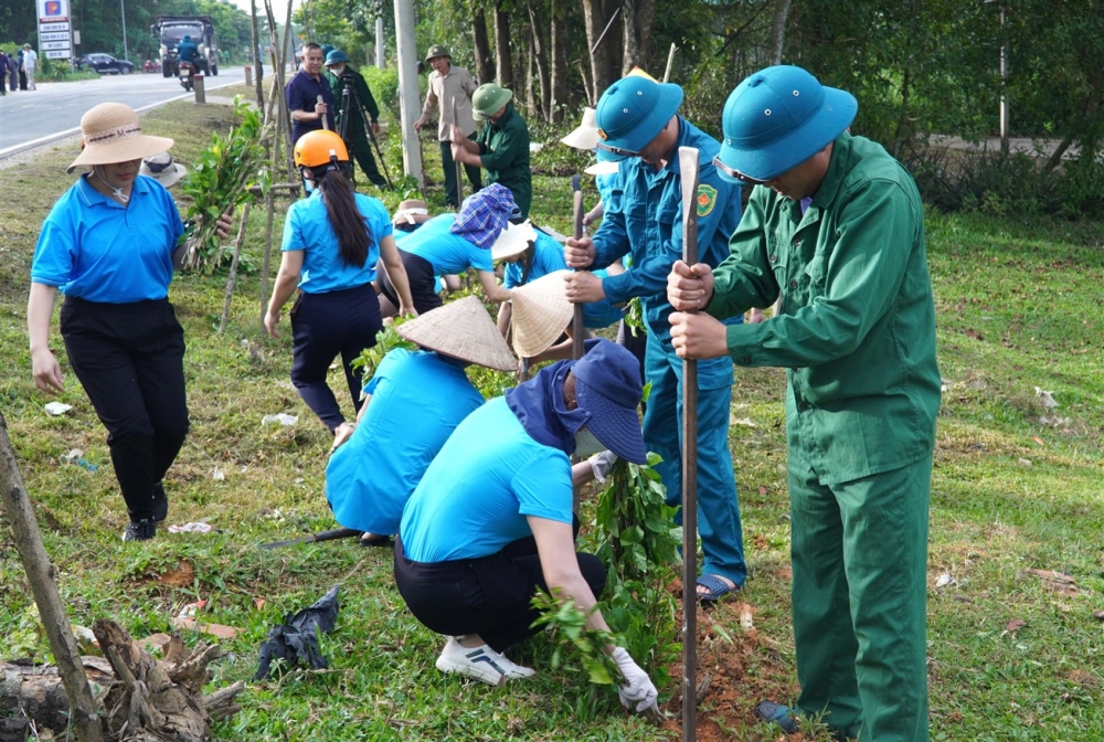 Mặt trận Tổ quốc huyện phát động “60 ngày cao điểm xây dựng nông thôn mới, đô thị văn minh” tại xã Hương Long