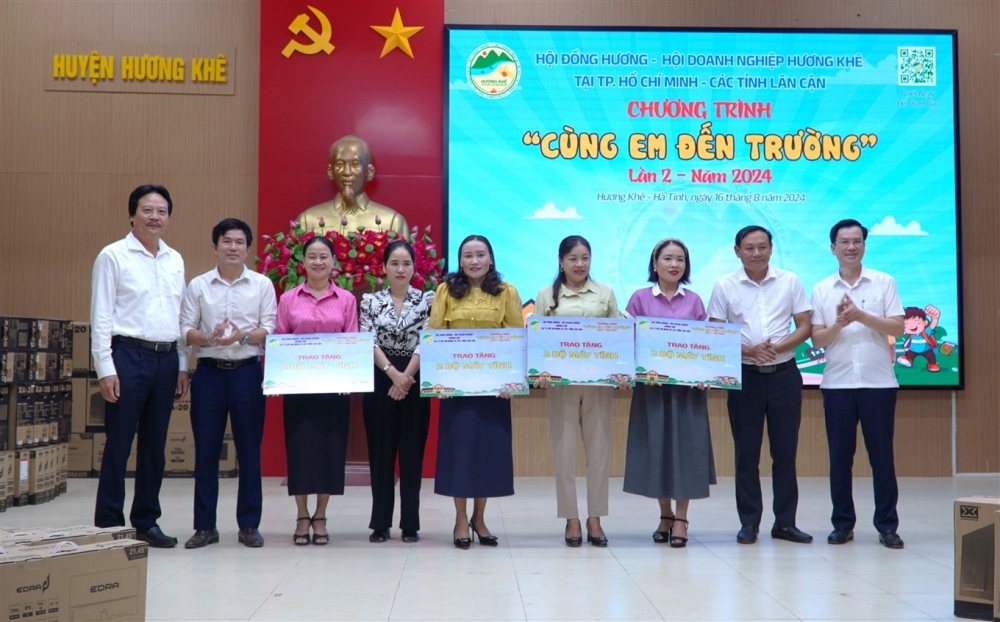 Tài trợ 63 bộ máy tính cho 20 trường học ở huyện Hương Khê