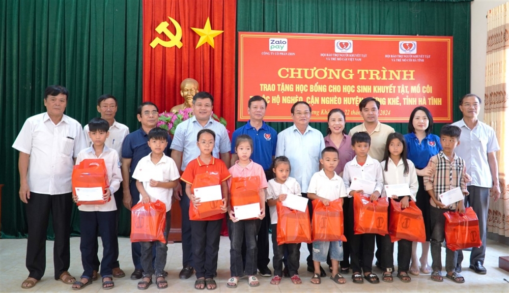 49 học sinh khuyết tật, mồ côi ở Hương Khê được nhận học bổng