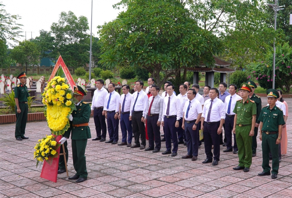 Dâng hương Nghĩa trang Liệt sỹ và Tượng đài Chủ tịch Hồ Chí Minh nhân kỷ niệm 79 năm ngày Cách mạng tháng Tám và Quốc khánh 2/9  