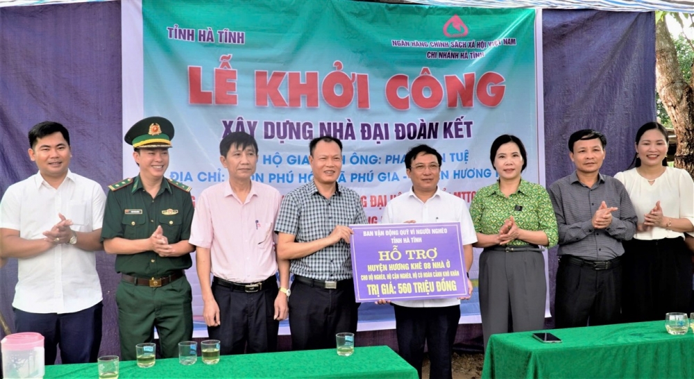 Khởi công 8 ngôi nhà nhân ái và trao 20 mô hình sinh kế ở huyện Hương Khê