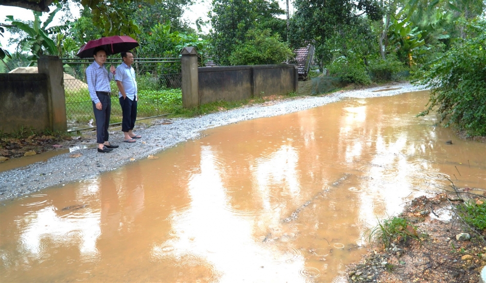 Phó Chủ tịch UBND huyện kiểm tra, chỉ đạo khắc phục ngập úng các công trình đang thi công