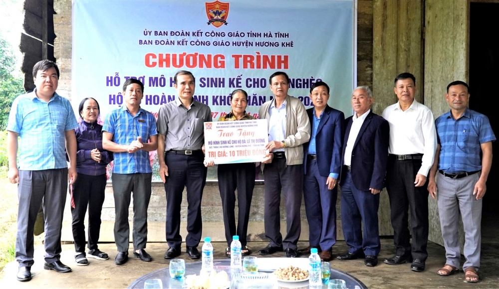 MTTQ huyện trao mô hình sinh kế và quà cho các hộ gặp hoàn cảnh khó khăn 