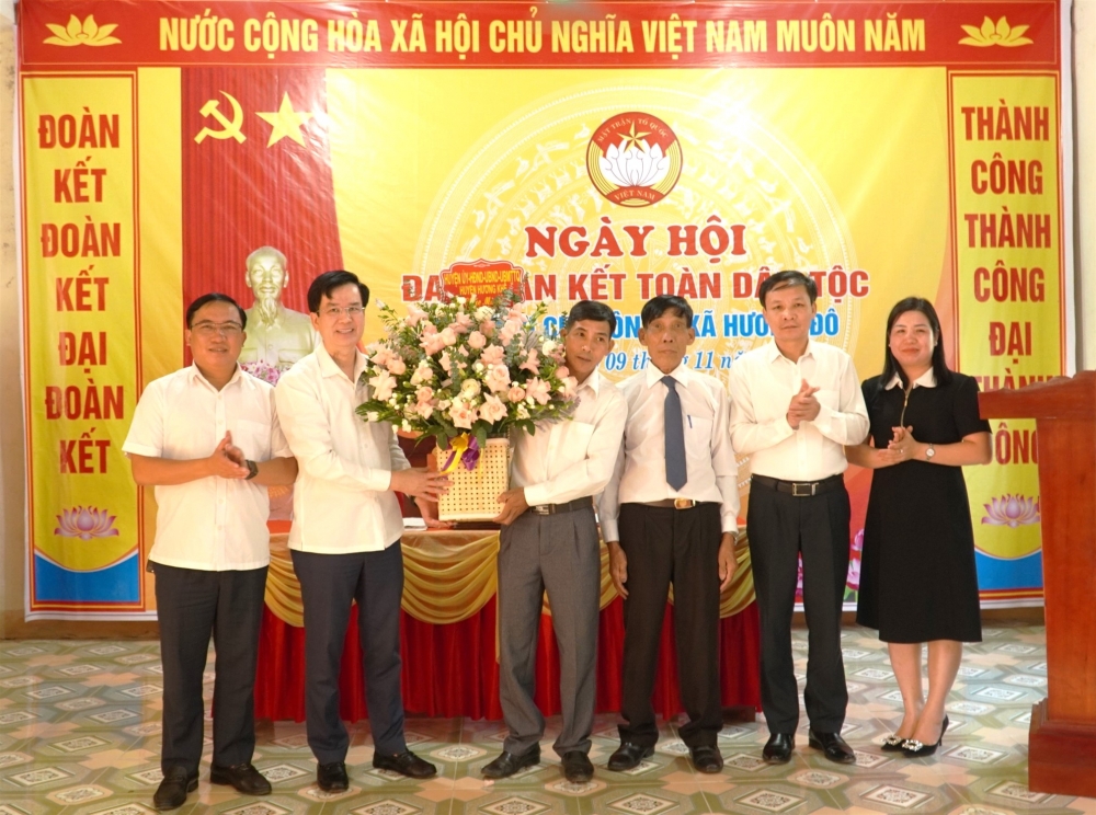 Bí thư Huyện ủy Nguyễn Thanh Điện chung vui Ngày hội đại đoàn kết toàn dân tại thôn 5, xã Hương Đô