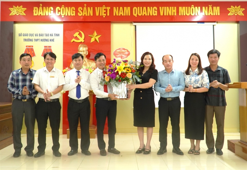 Phó Bí thư Thường trực Huyện ủy chúc mừng Trường THPT Hương Khê  và Trường THCS&THPT Dân tộc nội trú Hà Tĩnh