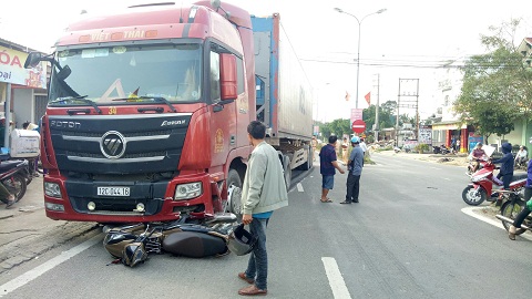 Hương Khê: Xe đầu kéo đâm xe máy, một phụ nữ nhập viện cấp cứu