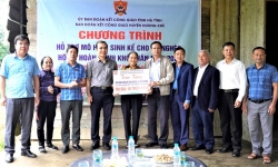 MTTQ huyện trao mô hình sinh kế và quà cho các hộ gặp hoàn cảnh khó khăn 