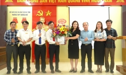 Phó Bí thư Thường trực Huyện ủy chúc mừng Trường THPT Hương Khê  và Trường THCS&THPT Dân tộc nội trú Hà Tĩnh